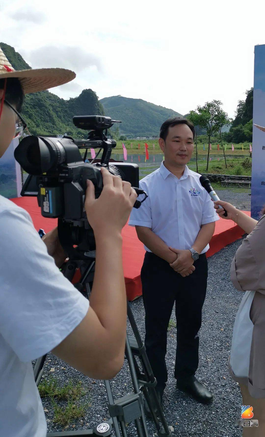 参加新闻发布会人员合影留念(前排左四为陈轶诚)清远市首部助力乡村