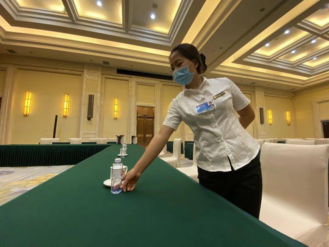 会议筹备期:会场清洁,场地摆设,桌布椅套整理,桌面物品摆放,标线定位