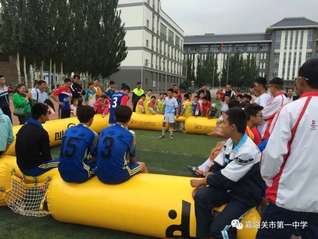 中国体育报采访团走进嘉峪关市一中