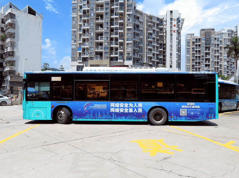 这条线路途经深南大道,新洲路等繁华路段主题公交车车身印有"深圳市