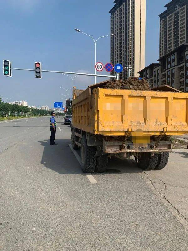 龙山中队严查渣土车违规行为