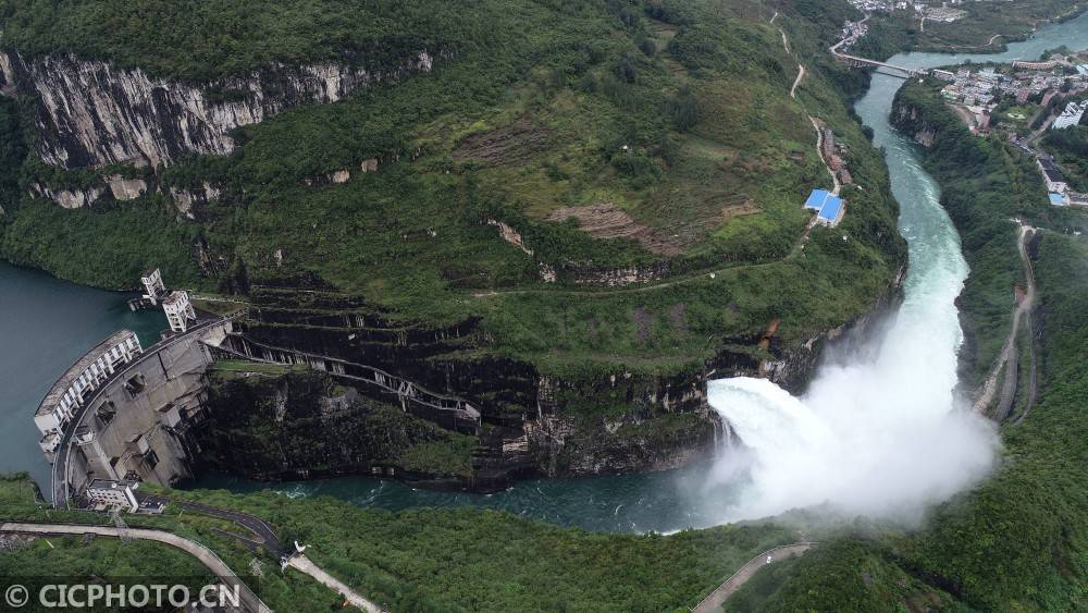 贵州东风湖水电站开闸泄洪