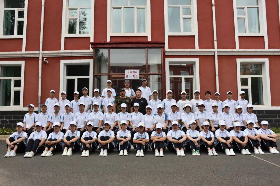 今朝书生穿金甲三载金榜题名还哈四中2020级军训圆满结束