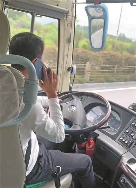 边打电话边开车 大巴司机被举报后受罚