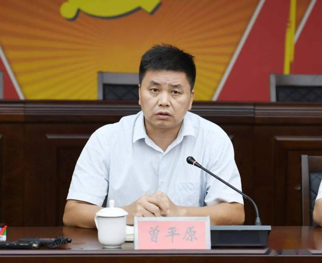 曾平原,男,1971年9月出生,硕士研究生,中共党员.