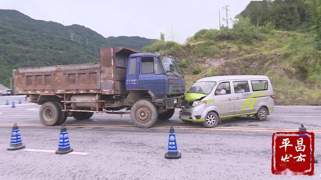 平昌发生一起车祸多部门联合行动救险