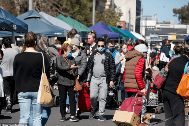 澳媒伪造人群疫情聚集照片全靠抓角度网友晒实拍揭秘海滩现场人潮实况