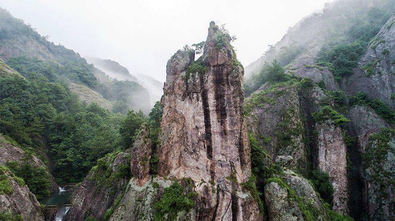 林深樹密,環境優美山峰巍峨,石筍聳天,瀑布高懸位於永康市城郊