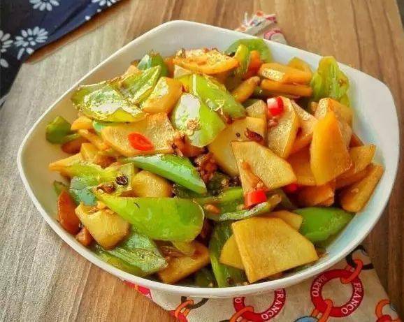 青椒炒土豆百吃不厌的家常小菜