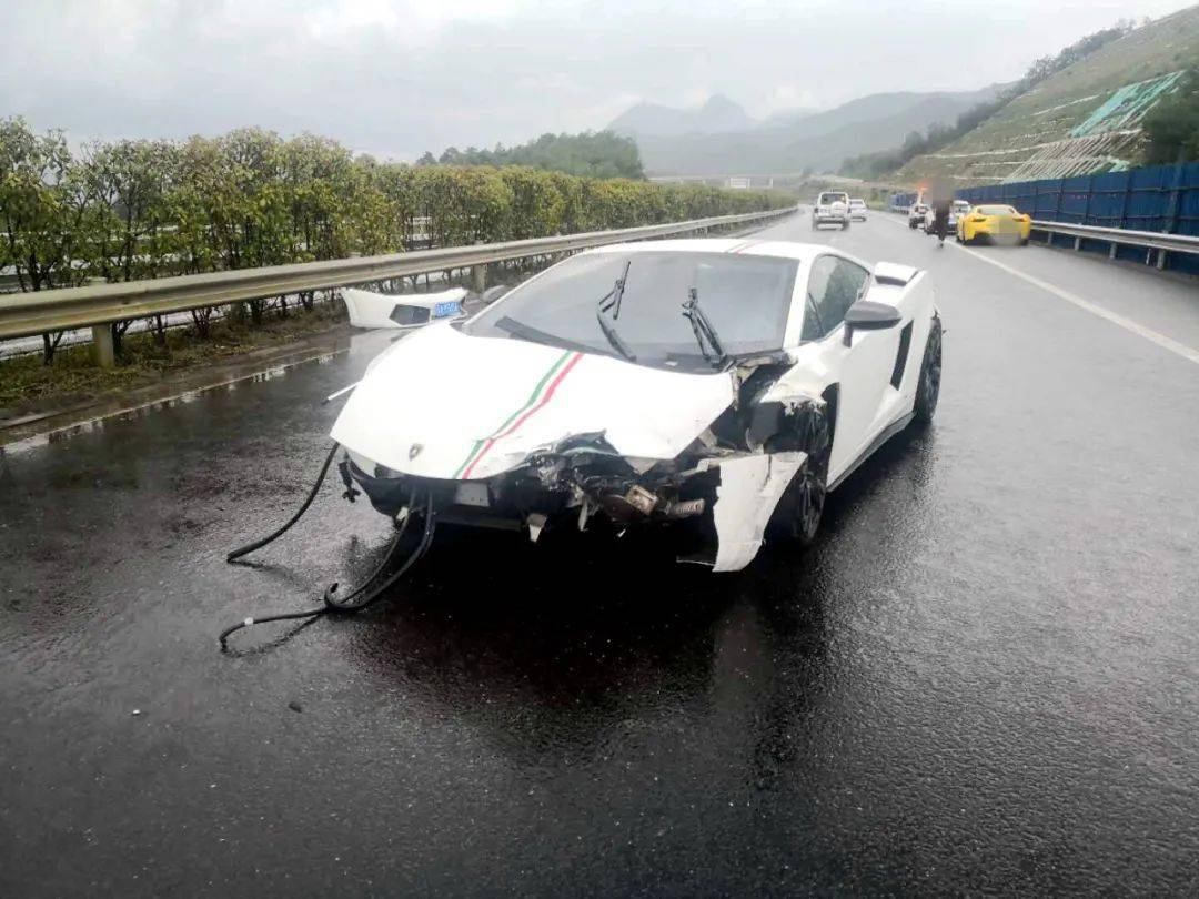 突发!云南兰博基尼高速撞上护栏,车头被撞得惨不忍睹