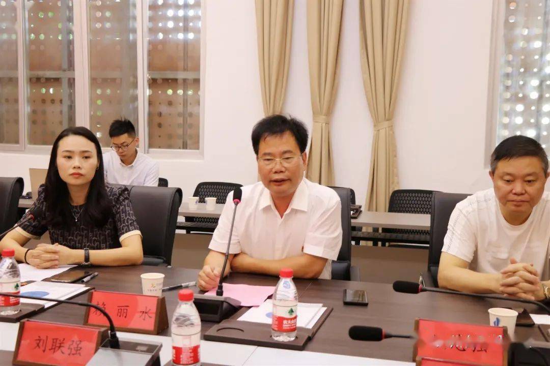 在签约仪式上,赖丽水首先代表台商区党工委,管委会向