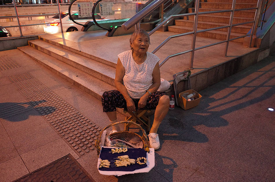 卖白兰花二十多年上海卖花阿婆们守着城市香气和记忆