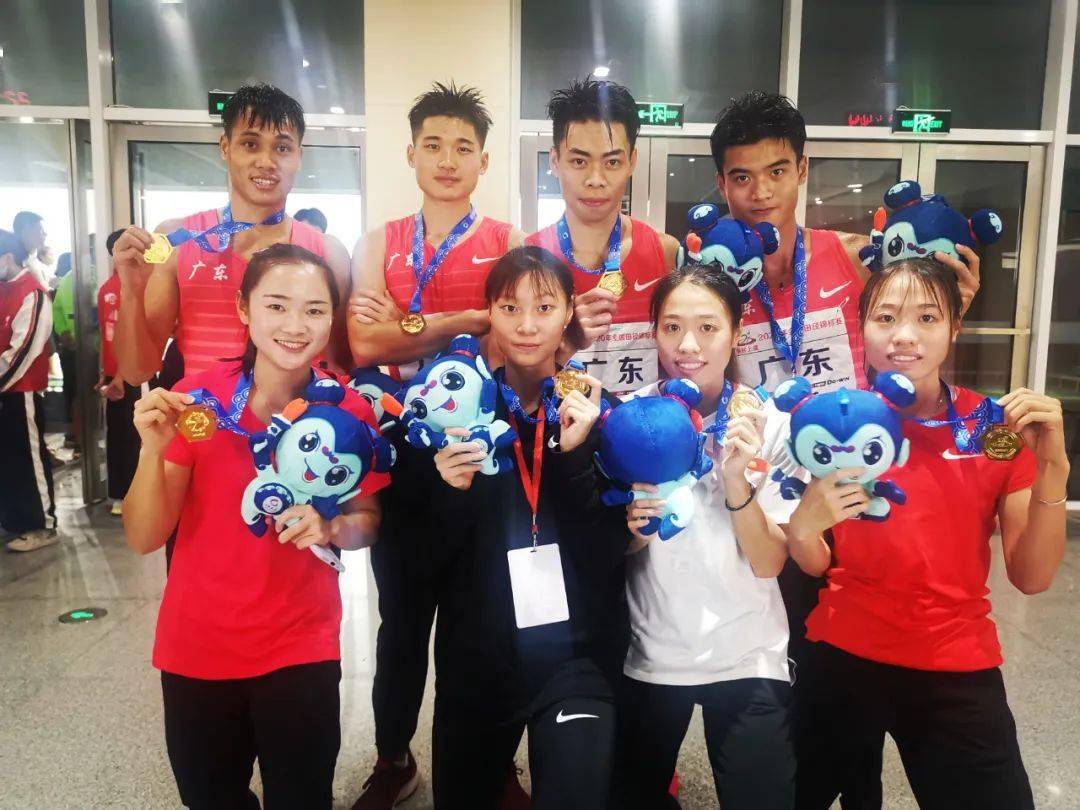 朱翠薇,朱翠妍,梁小静由黄永炼,陈冠锋,张瑞轩,莫有雪万众瞩目的4x100