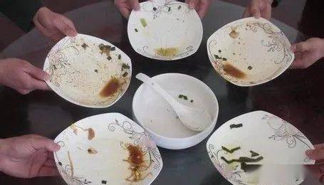 654321同学们用手机发现身边的浪费现象:一张张餐饮浪费现象的照片