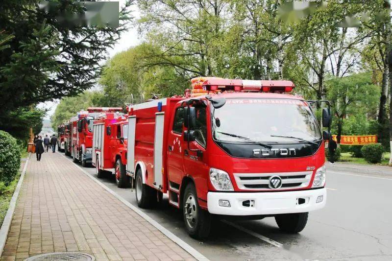上午9点整,汤旺县城镇消防大队消防车鸣笛三次.响声持续了3分钟.