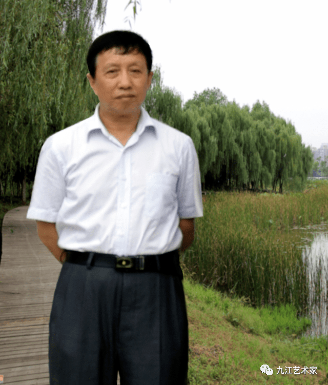 词作者简介编剧毕必成在杭州留影导演黄祖模(左),演员张瑜(中)