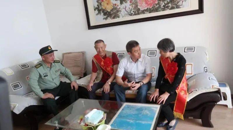 切地询问了二老的生活情况,对冉涛父母的辛勤付出,为部队送去优秀人才