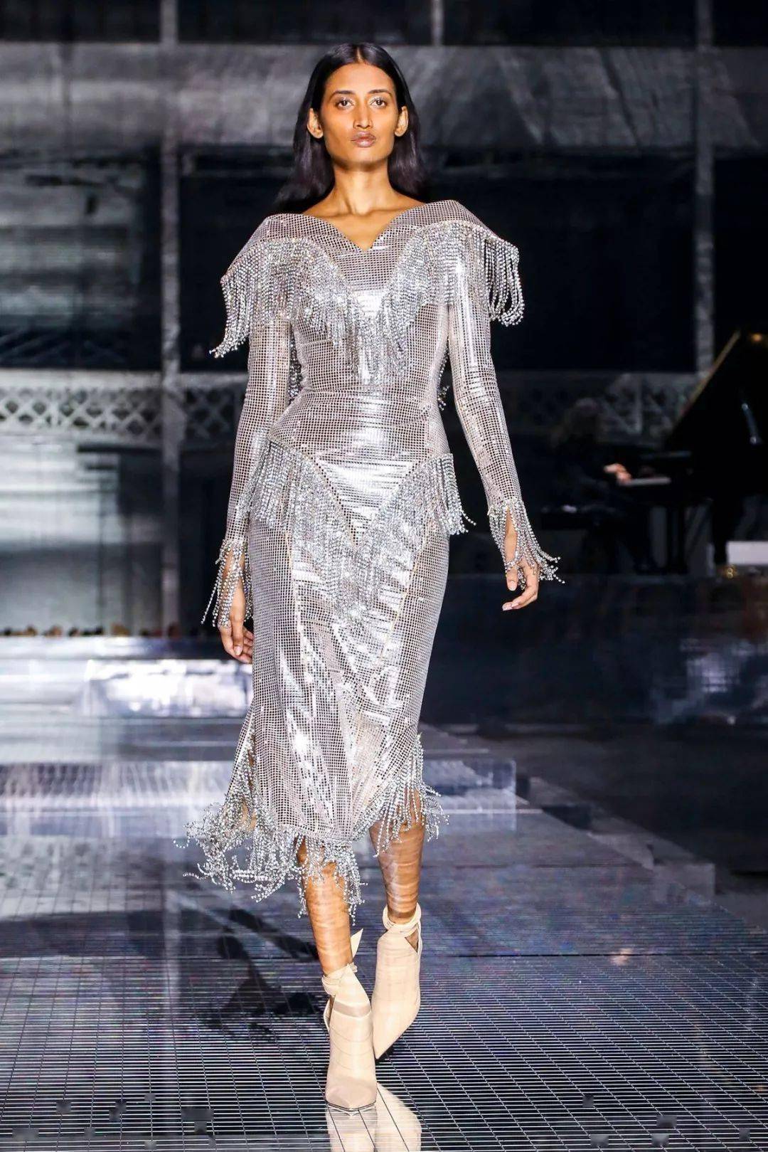 服装趋势不起眼的流苏放在服装的任何部位满设计感不信你来看