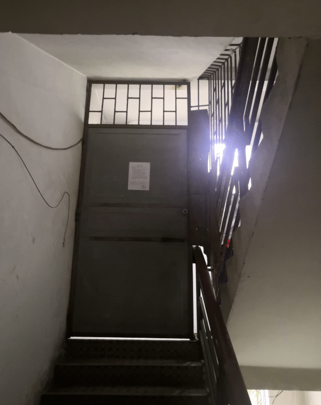 在4层和5层之间的楼道上设置了一扇铁门并已上锁,楼梯之间的空隙也加