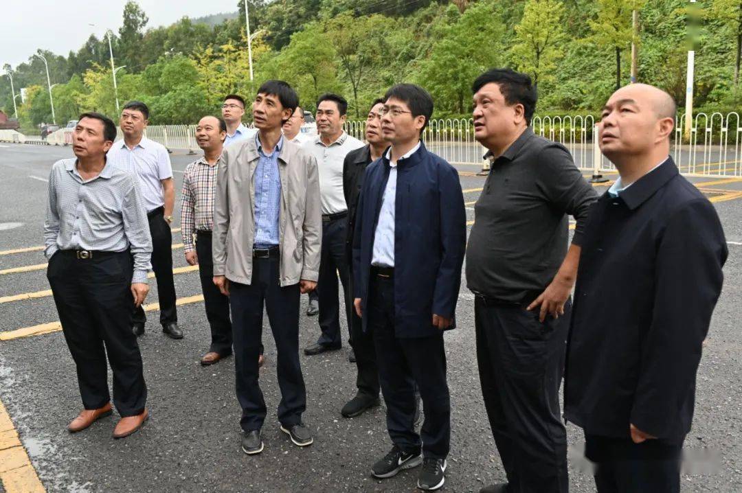 梁成谷一行先后来到永兴县g107线马田镇大修路段,桂阳县s222线县职业