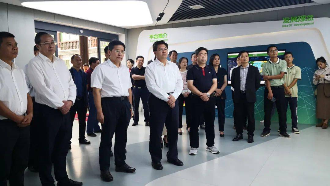 隋忠诚一行在赫山区泉交河镇菱角岔村竹泉山智慧农业第一村,视察了华