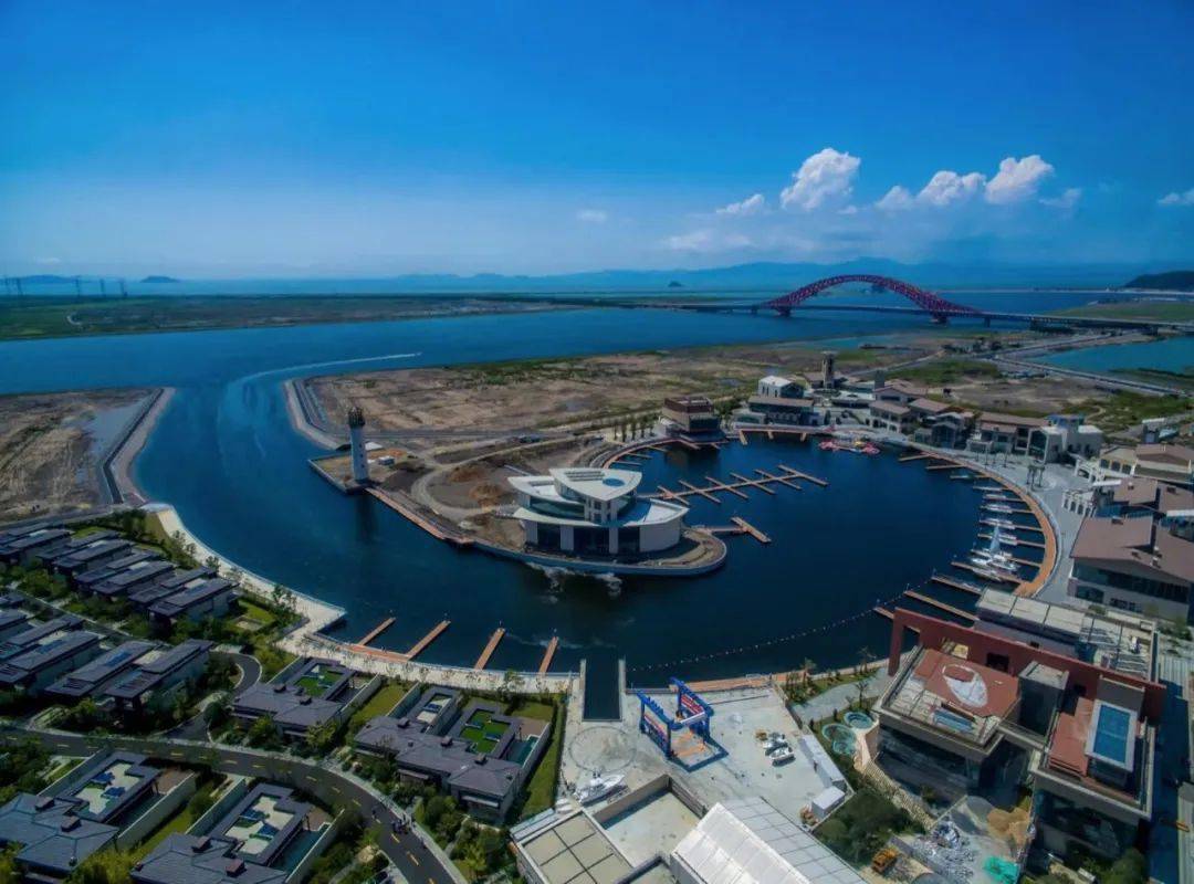 这场泳马挑战赛在梅山湾新城举行