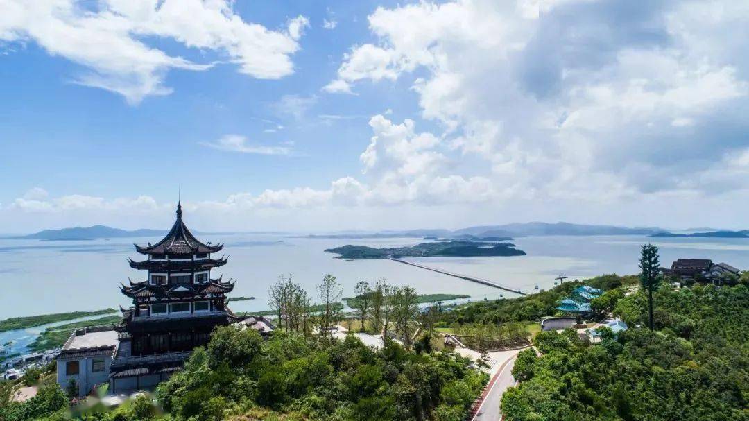 震泽湖,金鸡湖,独墅湖.而当白云从湖上飘过,就是江南最明媚的时刻.