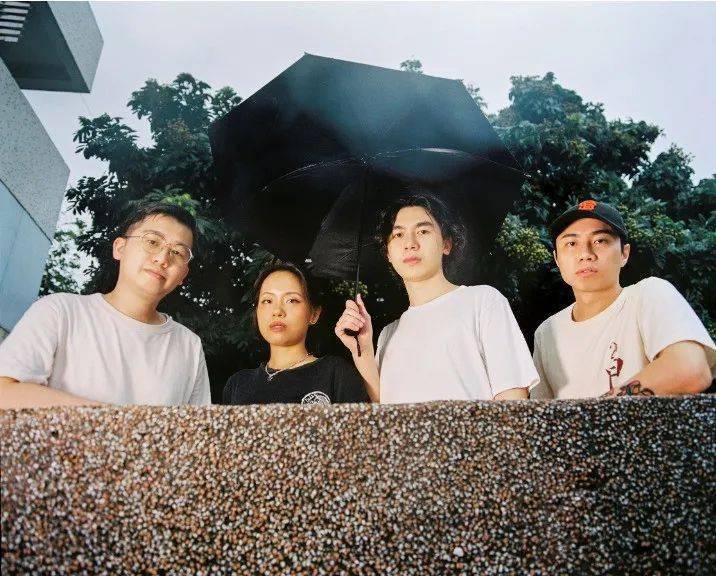 在"蛙池wachi presents crossroad路口音乐"的表演现场,观众将与六位