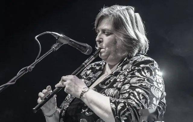 爱尔兰六孔哨笛大师 joanie madden 于1965年生于纽约;她的父母是