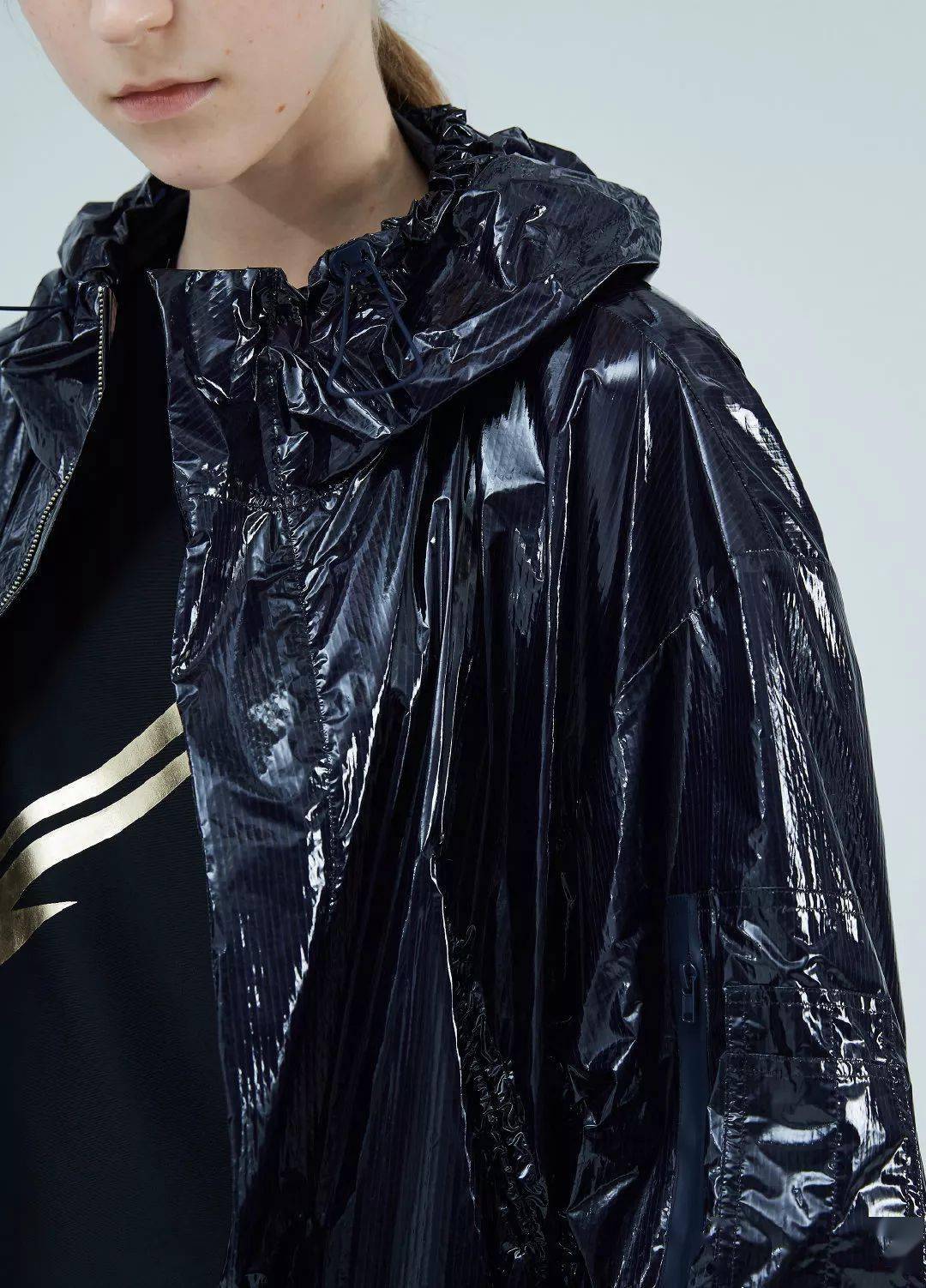 剂高温洗涤,起漂白作用,贴身内衣不可用热水浸泡,以免出现黄色汗斑