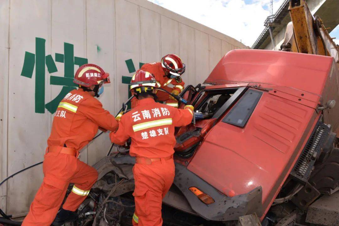 猛烈撞击导致托运挖机的大货车车头严重变形,挡风玻璃完全破碎,驾驶员