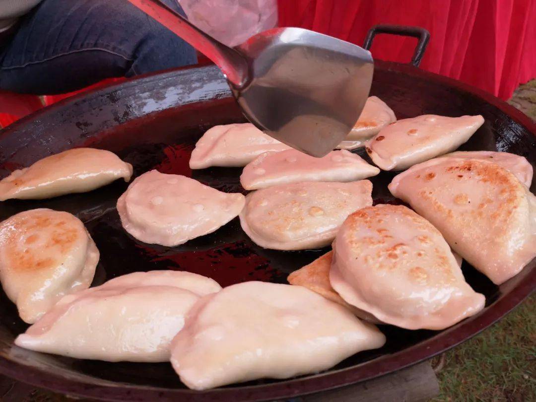 丰收美食街设10个展位,展示宾阳酸粉,宾阳牛仔肉,武陵菜糍,甘棠叶包糍