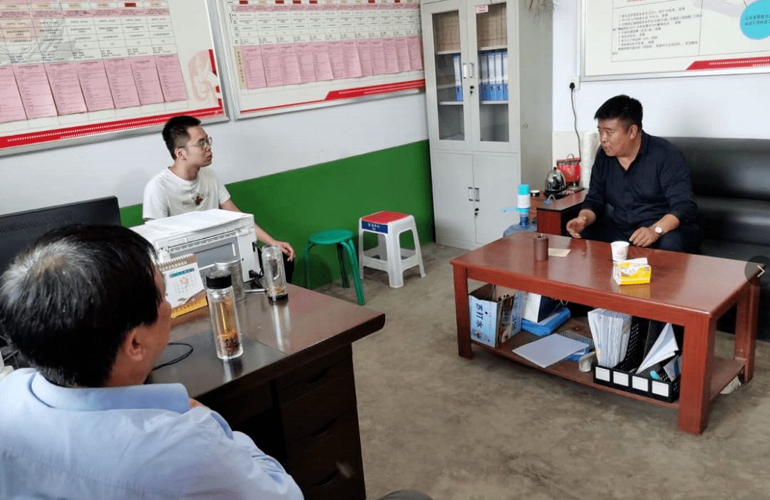 局长雷伟一行到晨钟村检查七五普法示范点建设情况,办党委书记白建峰