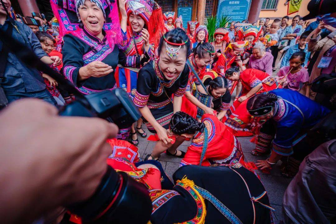 江华首届瑶族集体婚礼在爱情小镇如期举行,11对新人永结百年之好!_弈