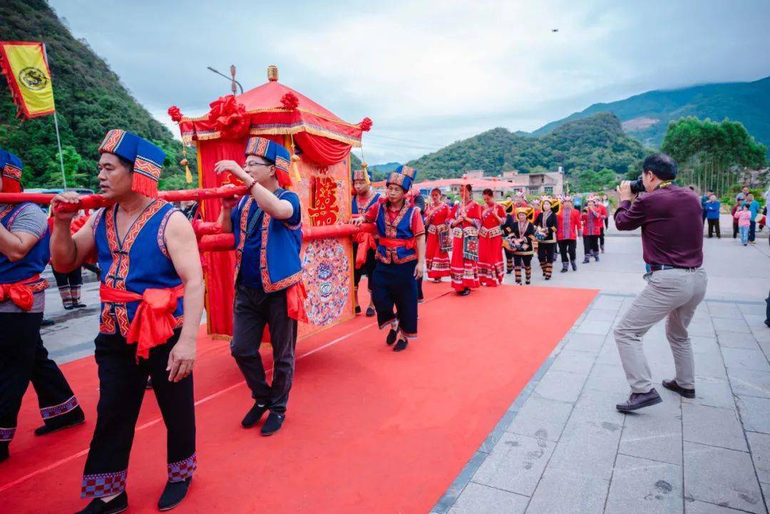 江华首届瑶族集体婚礼在爱情小镇如期举行11对新人永结百年之好