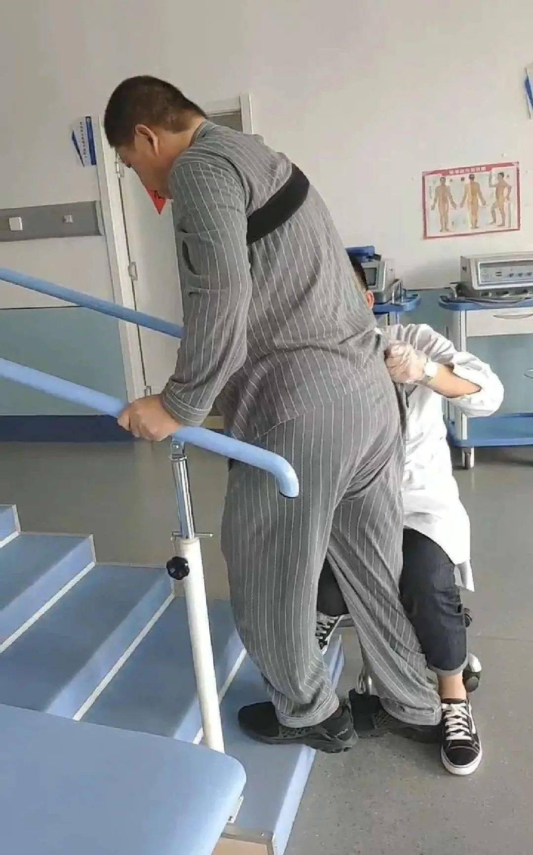 努力下,经过半年时间,孙先生从最初的卧床状态成功恢复到能够独立翻身