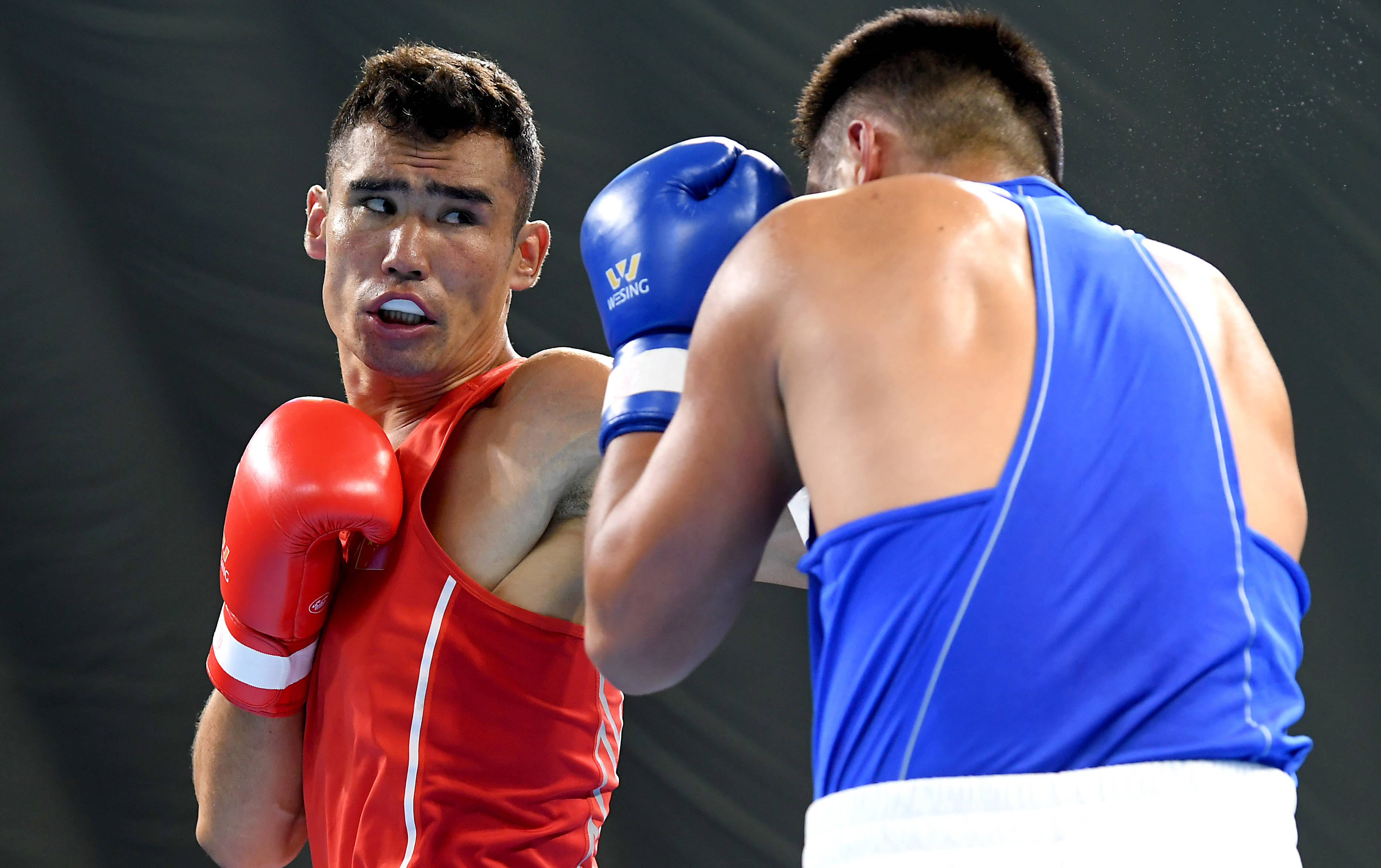 拳击——全国男子锦标赛:巴依克吾孜·达那别克晋级91公斤以上级决赛