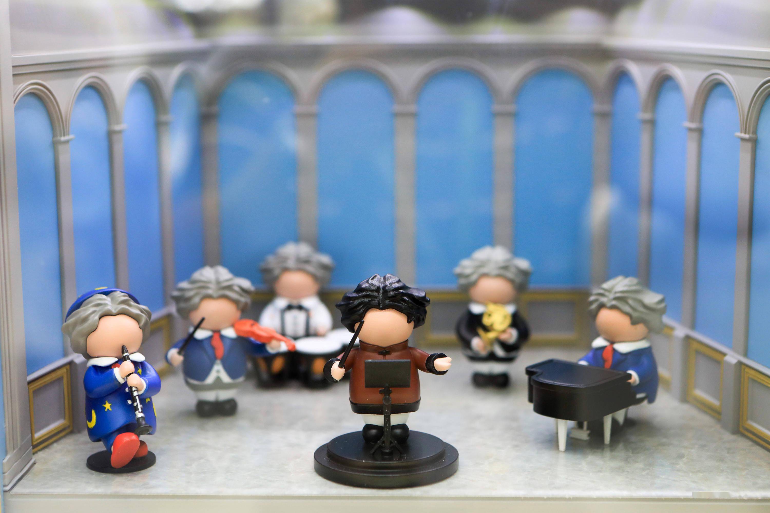 热门潮玩穿上龙虎外衣q版贝多芬钻进盲盒上海礼物换新颜