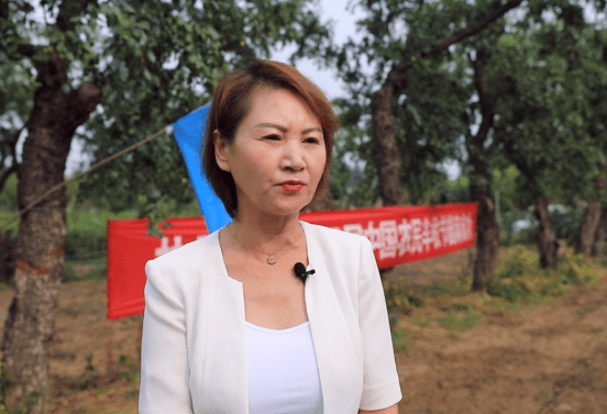 某饮品有限公司董事长 闫宝玉"我们公司有红枣核桃露和红枣原浆等饮品