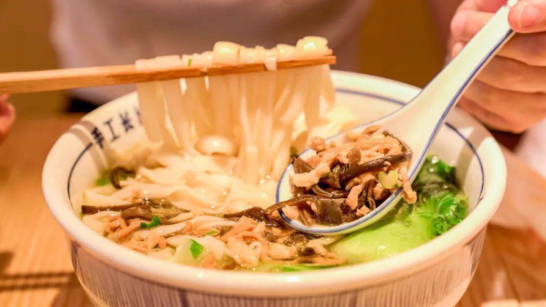 爽滑的米粉搭配鲜嫩的肉丝,再来上一口暖暖的骨头汤收尾,我想.