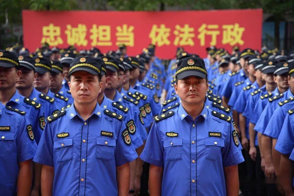 新洲300名城管执法人员上演"换装show"_手机搜狐网