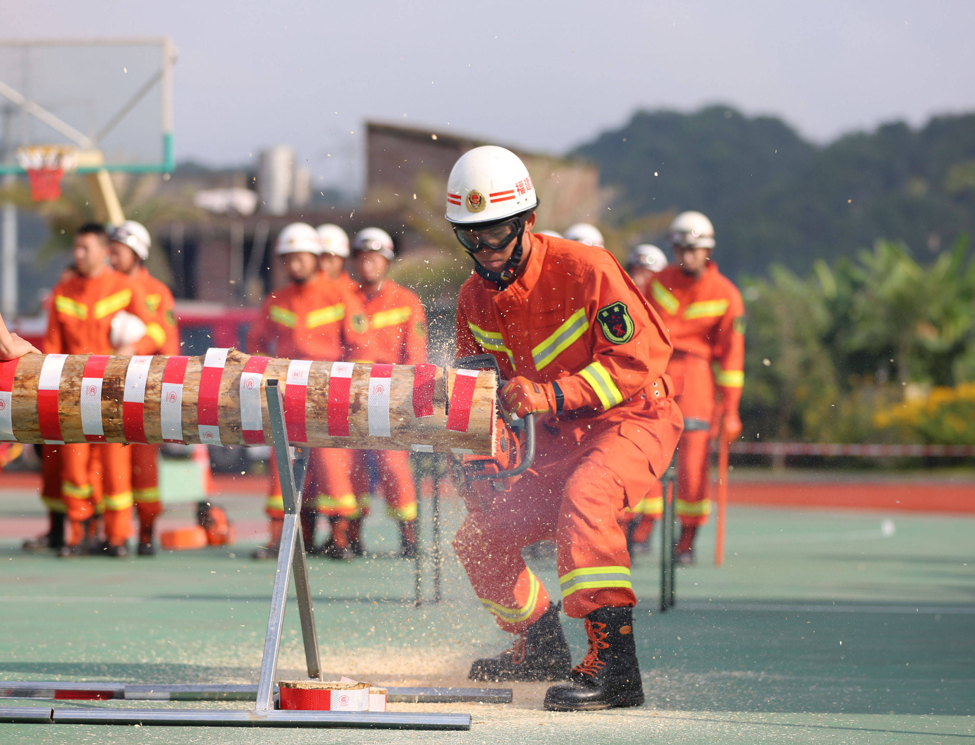 9月22日,在龍巖市消防培訓基地,參賽隊員利用組裝好的機動鏈鋸切割