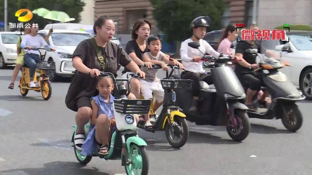 在騎行時 選擇兩人騎一輛 張家界經常看到 男子騎上心愛的