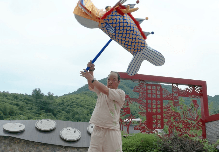 《鸬鸟鳌鱼灯非物质文化遗产传承人施卫国上央视啦》返回搜狐