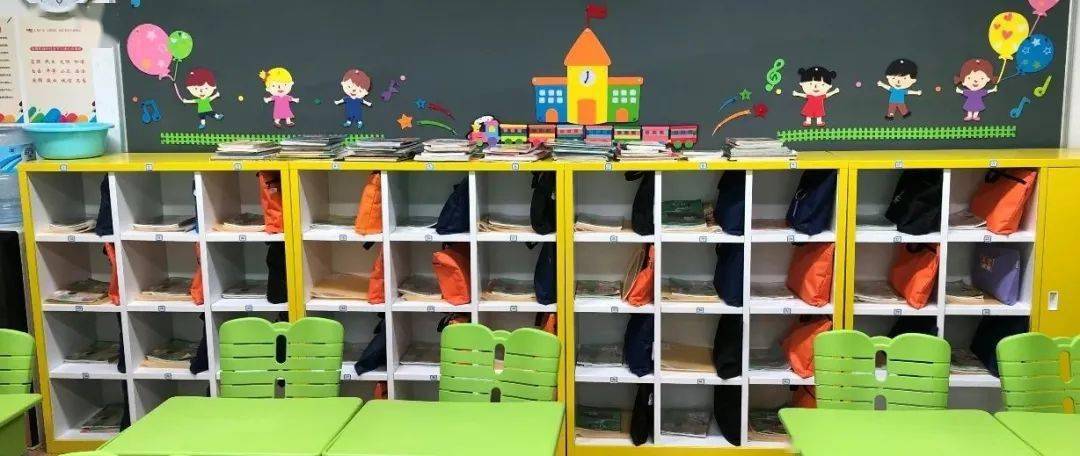 同学们惊讶的发现:教室后排储物柜的柜门不见了!