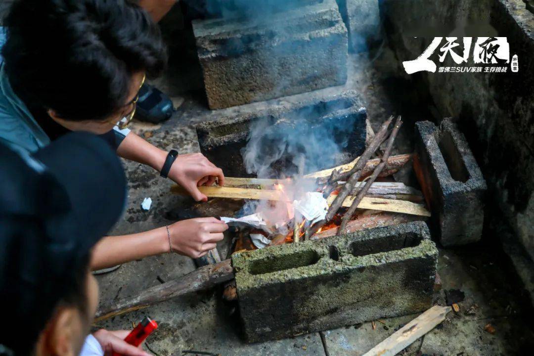 生活野炊:在徐徐的山风中,动手用简单的土灶做饭,休闲有趣,乐哉乐哉.