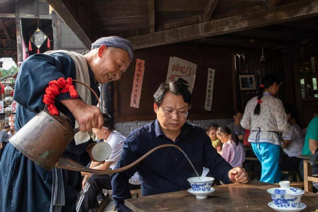 是打发日子的最好享受喝茶成为生活中的一部分已经成为龙隐镇老人们的
