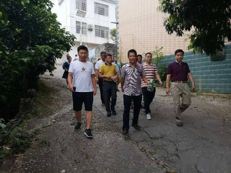 桂平市人大常委会副主任李进清到大洋镇蕉树村,石步村人大联络站指导