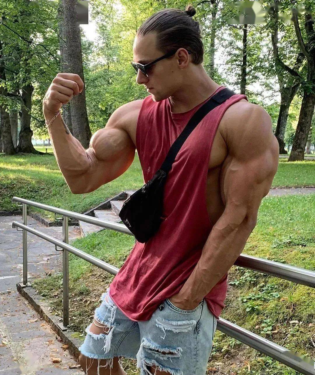 这位肌肉帅哥,一天吃20个鸡蛋,被网友笑称"母鸡的噩梦"!_kris