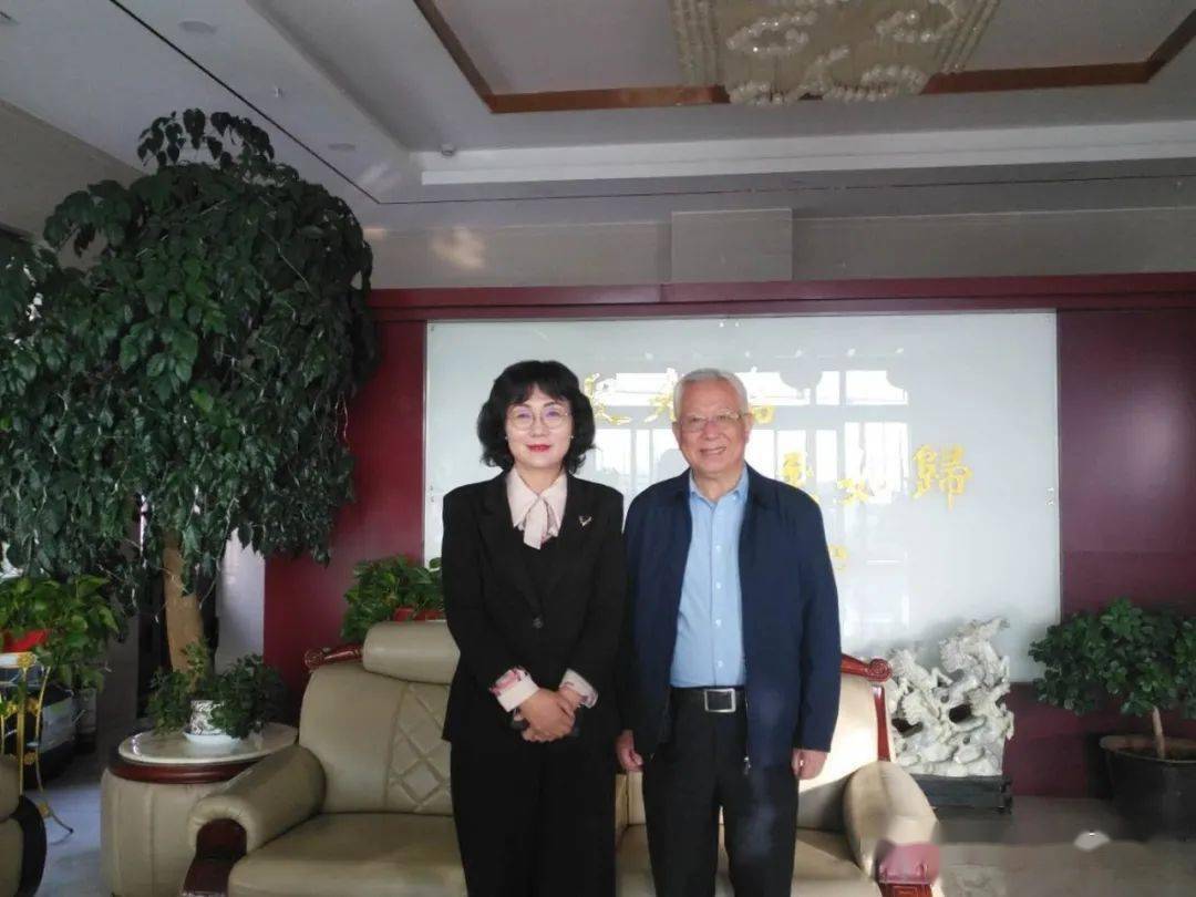 新乐集团董事长李玲,副总经理钟长禄,超市公司副总经理王爱兰,行政部